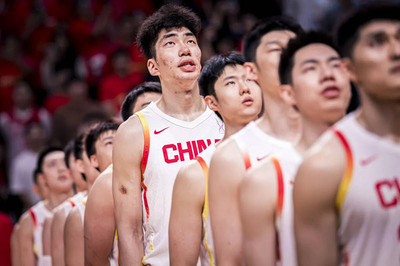 游泳夜战：关东飞鹰队鏖战燕赵犀牛队，速度优势明显主场山呼海啸的简单介绍